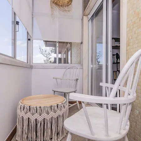 Cozy 3 Bedroom In Front Of The Subway Apartment